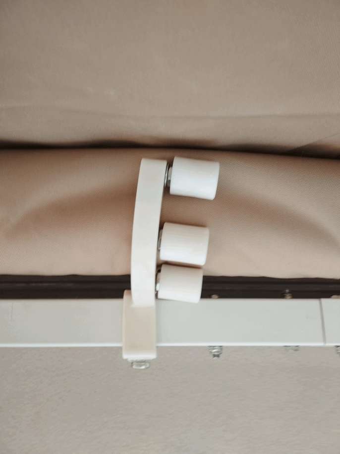 Křivý unašeč stínící látky již na příčníku terasové markýzy | HodinovyManzelPraha.eu