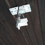 Finální podoba prvního konstrukčního úchytu. Druhé rameno také kotveno na jeden či dva M8 vruty do dřeva.