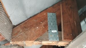 Zpevnění horizontálních na šikmé krokevní trámy