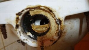 Velká sedimentace v hrdle vstupu WC mísy | HodinovyManzelPraha.eu