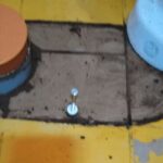 Starý vrut vytočen dobře. Nová hmoždinka. A správný nový vrut pro uchycení WC mísy | HodinovyManzelPraha.eu