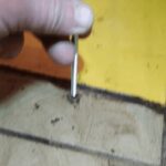 Starý vrut zalomen cca 5-mm pod dlažbou. Odvrtávání zalomeného vrutu | HodinovyManzelPraha.eu