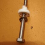 Původní vrut se šestihranou hlavou. Jako bych ho právé koupil...